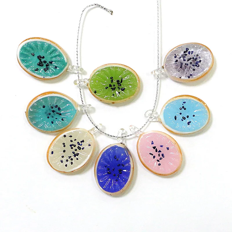Mini colgante de cristal con forma de fruta de Kiwi para mujer, colgante pequeño de 2 piezas, adorno artesanal, joyería artesanal, accesorios para hacer collares