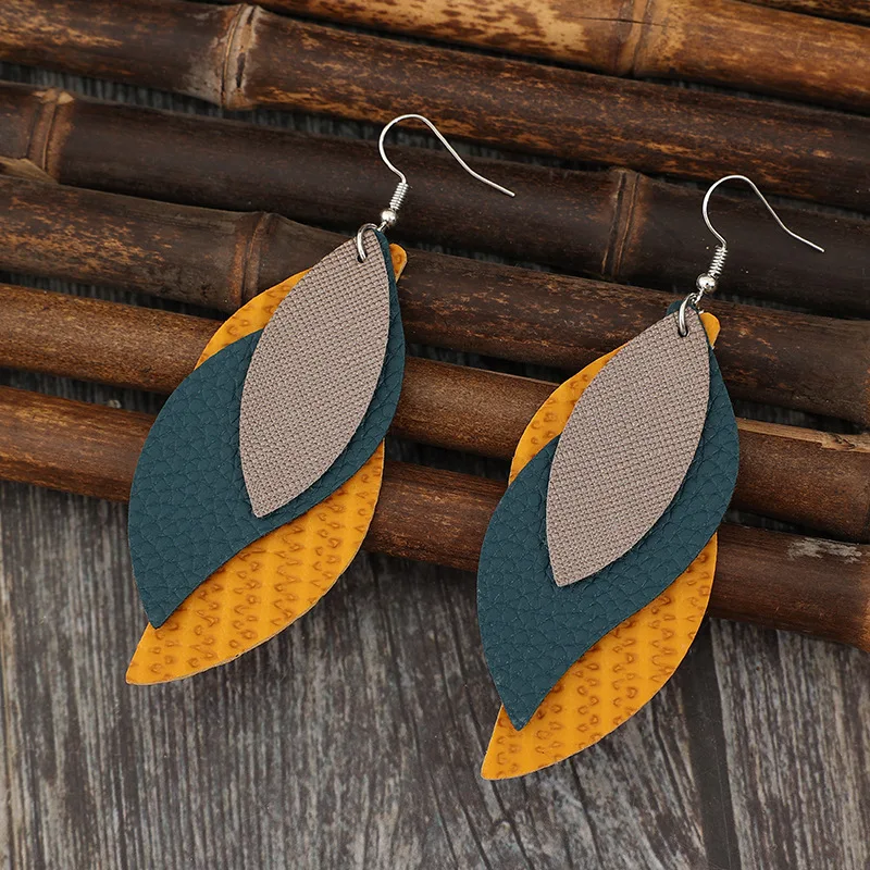 Pendientes colgantes con forma de anzuelo plateado y colgantes de hoja de cuero sintético de triple capa con bloques de color en amarillo mostaza, verde azulado oscuro y gris taupe, pendientes colgantes de hoja con combinación de colores vintage, joyería retro para mujer, regalo diario de otoño