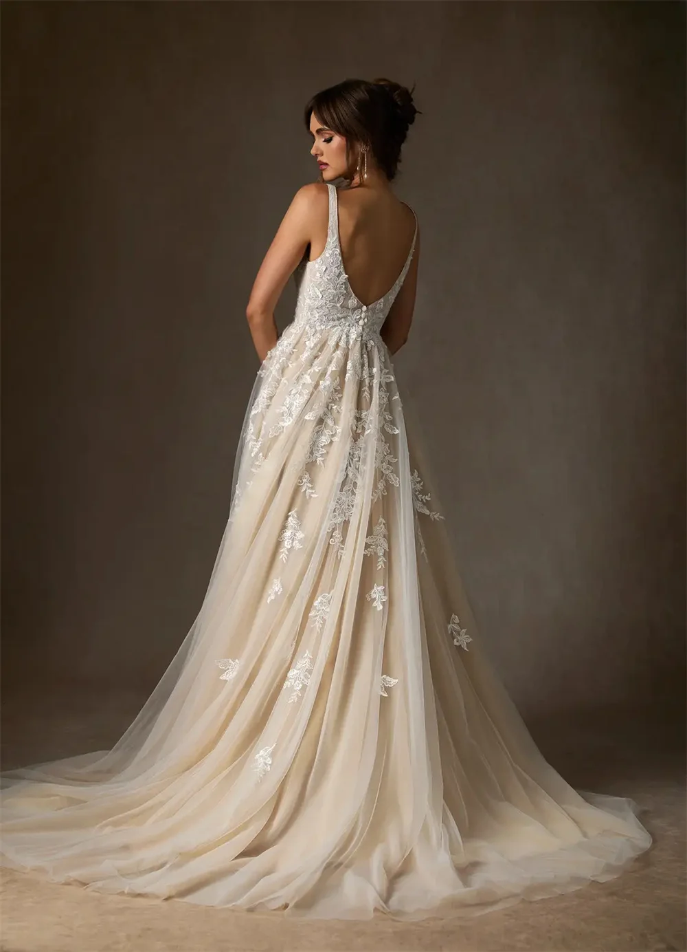 ชุดแต่งงานทรงเอไลน์ คอวี แต่งลูกไม้ ประดับลูกปัด ชายกระโปรงยาวแบบกวาดพื้น ตัดเย็บตามสั่ง ปี 2026 ชุดเจ้าสาว