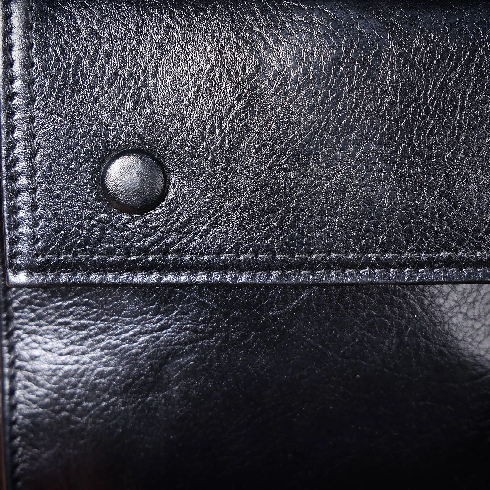 Echte Leder-Brusttasche für Herren, Casual-Umhängetasche aus Rindsleder, Modische Handyhülle, Pflanzlich gegerbtes, gerafftes Leder – Detail 11