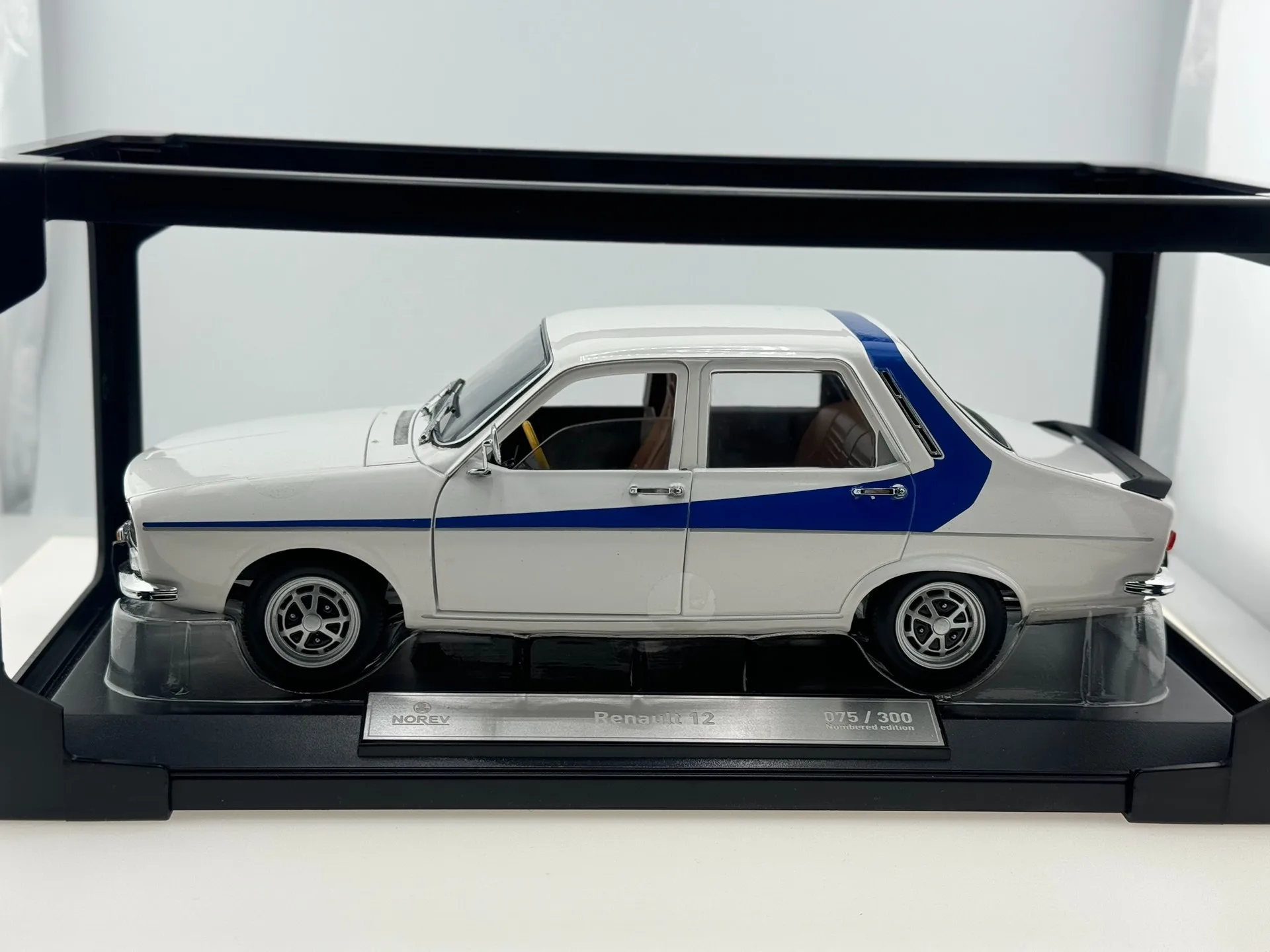 عيوب دييكاست نوريف 1/18 مقياس رينو 12 سبيكة سيارة نموذج تحصيل لعبة هدية تذكارية عرض حلية