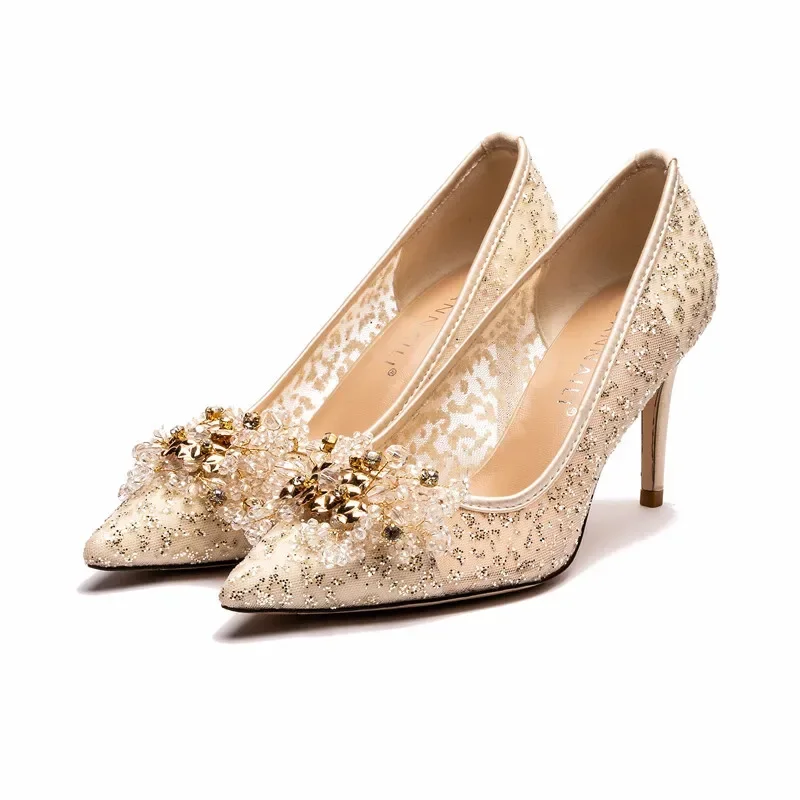 Scarpe da sposa principali in stile francese, abito color champagne in pizzo con strass, tacchi alti con paillettes per banchetti in rete di perle