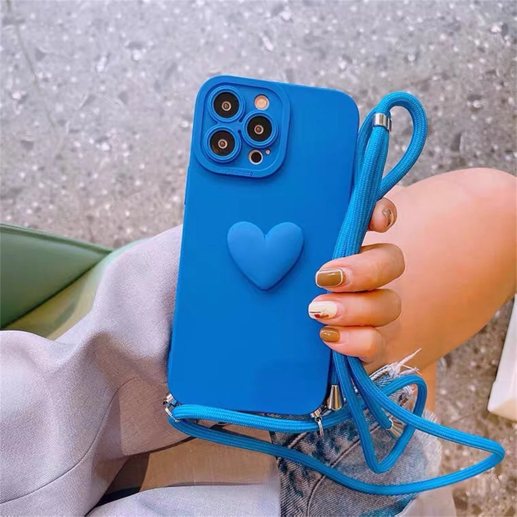 Custodia a forma di cuore d'amore con cordino a tracolla blu Klein di lusso coreano per iPhone 11 12 13 14 15 Pro Max custodia antiurto con cinturino