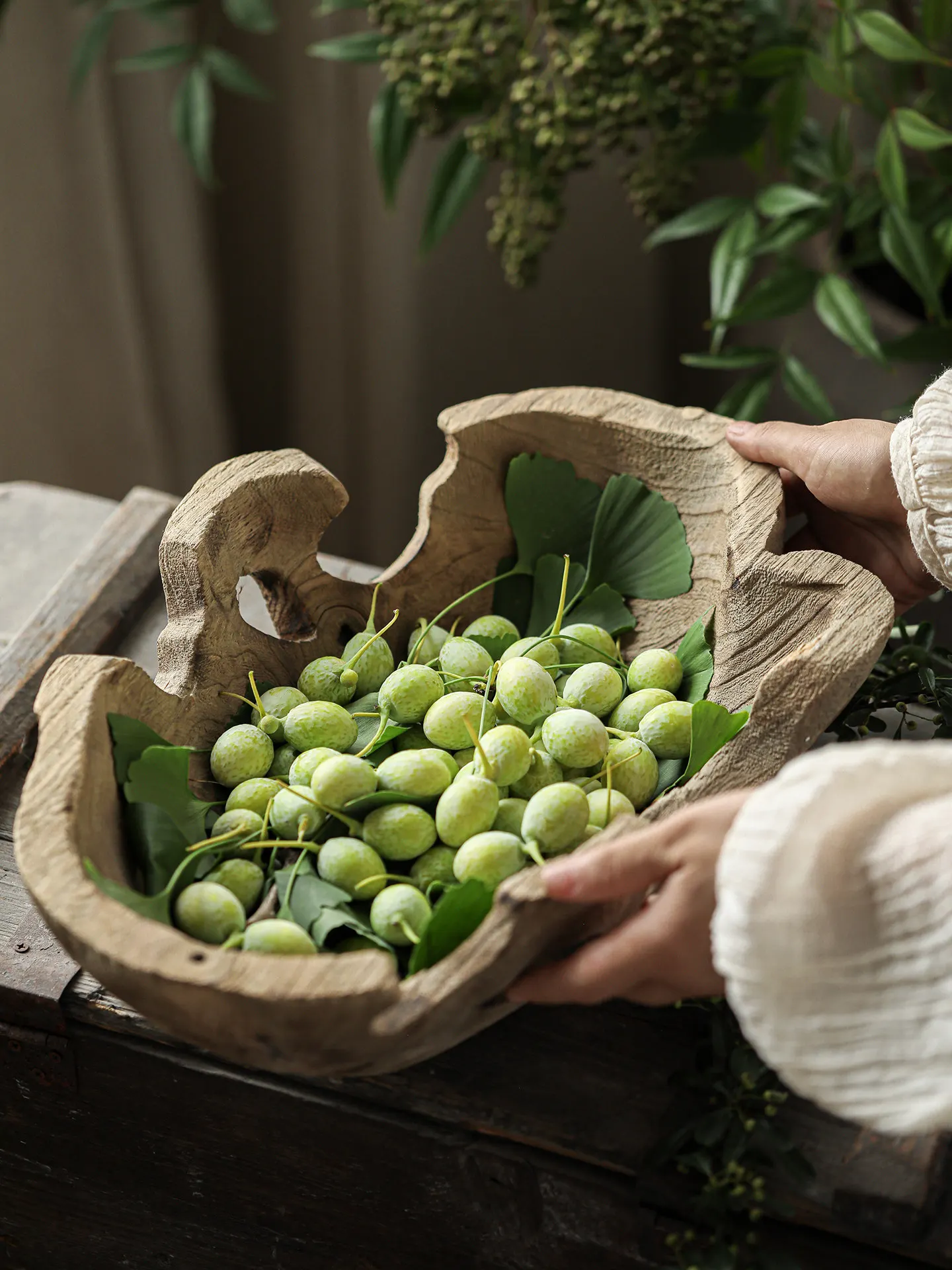 

Деревянная тарелка для сухофруктов неправильной формы, украшение из массива дерева, тарелка для закусок, декор для журнального столика в гостиной