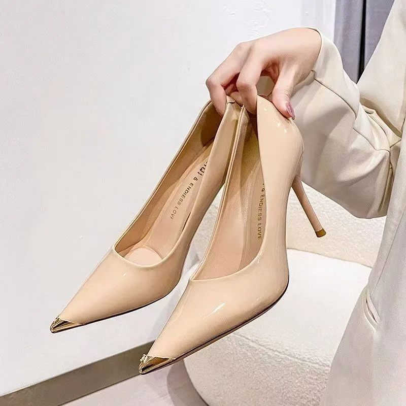 

Новые женские туфли на мелком одиночном каблуке 2025 года.