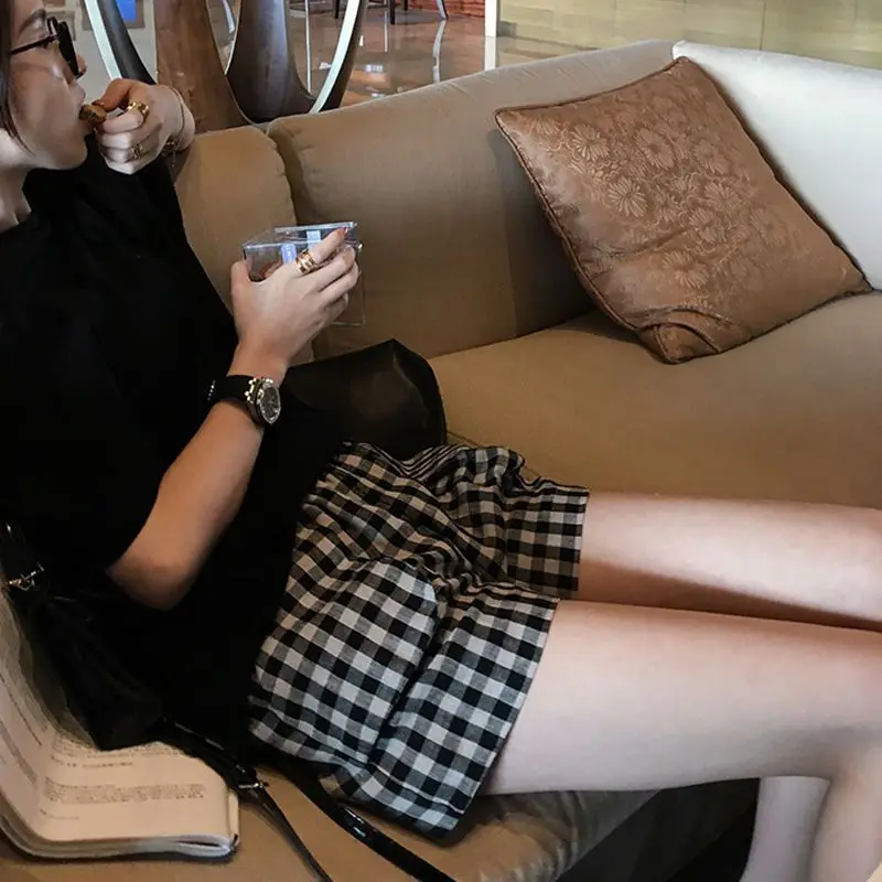 

Wedbleser 2025 Summer New Checkered Shorts Women Loose Wide Leg Casual Hot Thin Lazy High Waist Versatile Straight Leg Shorts