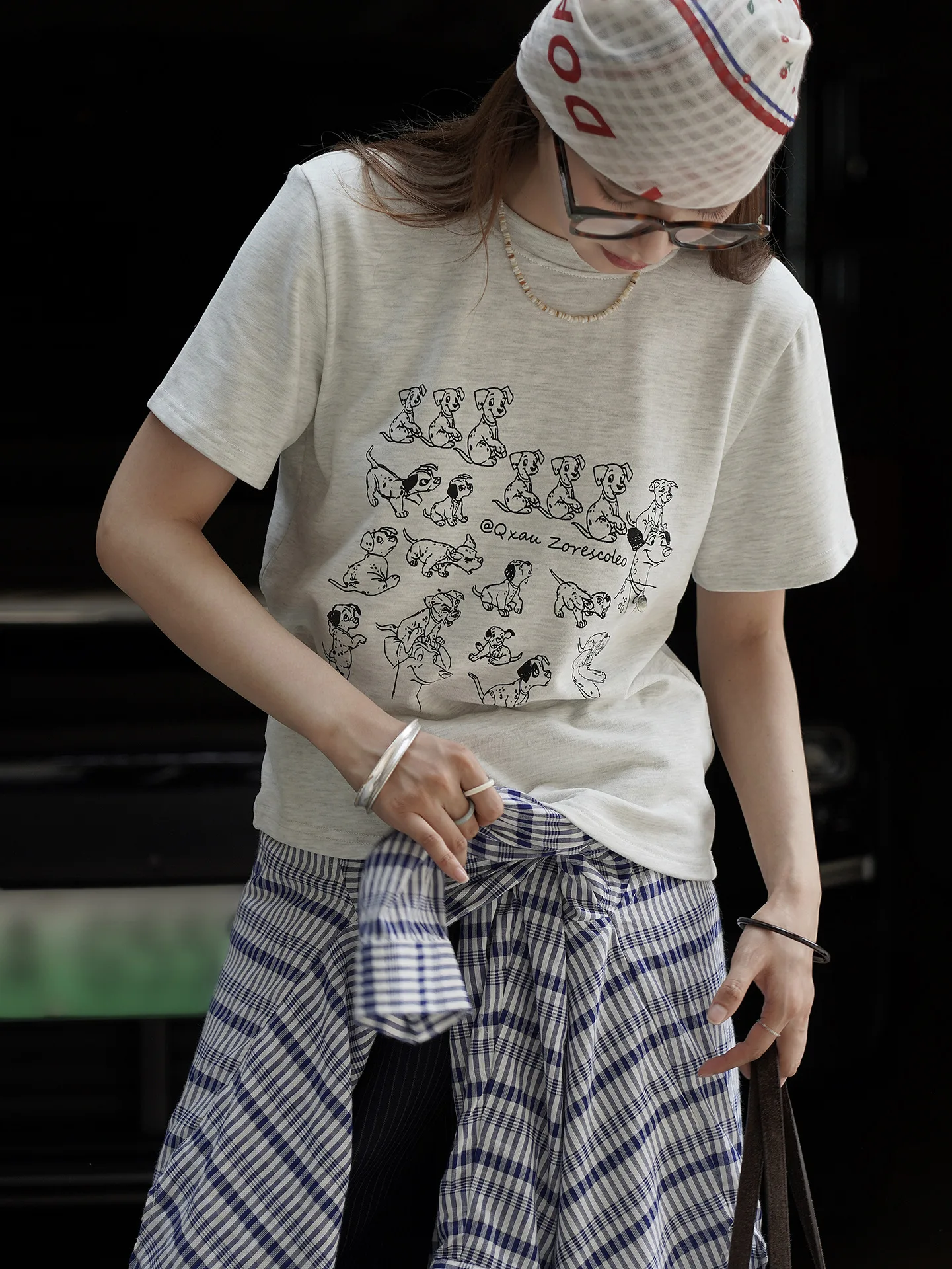 T-shirt a maniche corte stampata con cucciolo alla moda, top vivace e che riduce l'età, comodo e delicato sulla pelle per le donne