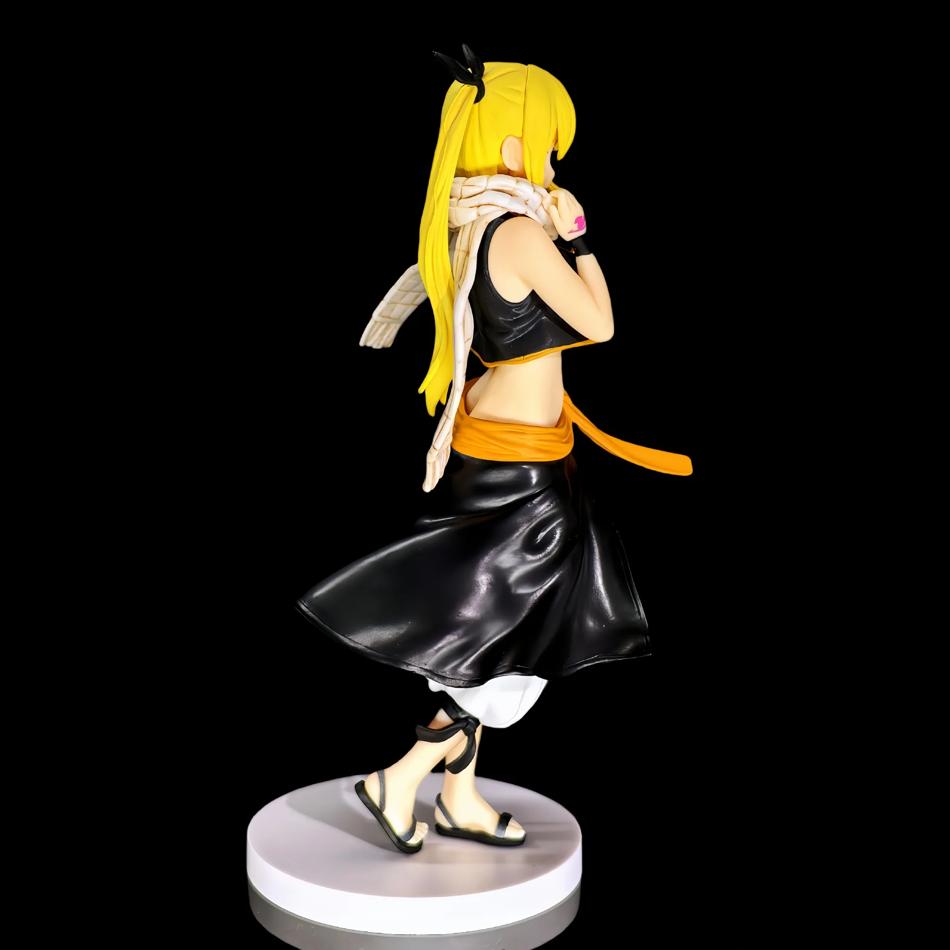 23CM FAIRY TAIL Lucy Heartfilia Herenkleding Staande Anime Handgemaakte Actiefiguren Desktop Case Decoratie Ornament Gift