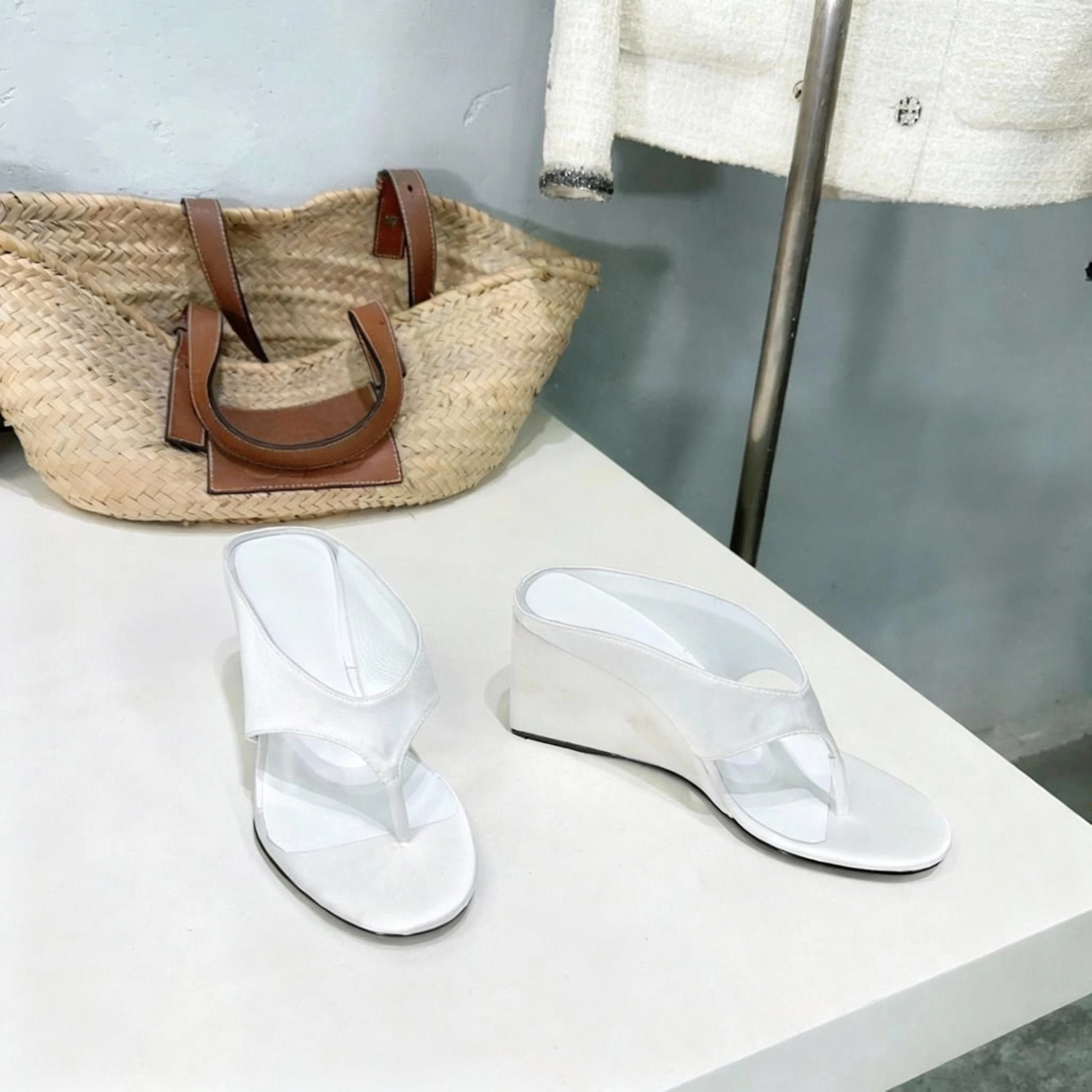 صنادل كعب عريض حريري صيفي جديد لعام 2025 بتصميم لامع لأصابع القدم، بالإضافة إلى النعال والبغال على شكل خاص #3