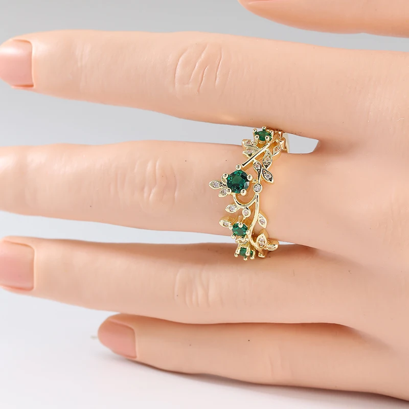 Fashion Exquisite Hand Carved Inlaid Green Synthetic Zirconia Wreath Shaped Ring for Women Gorgeous Festival Jewelry Accessories