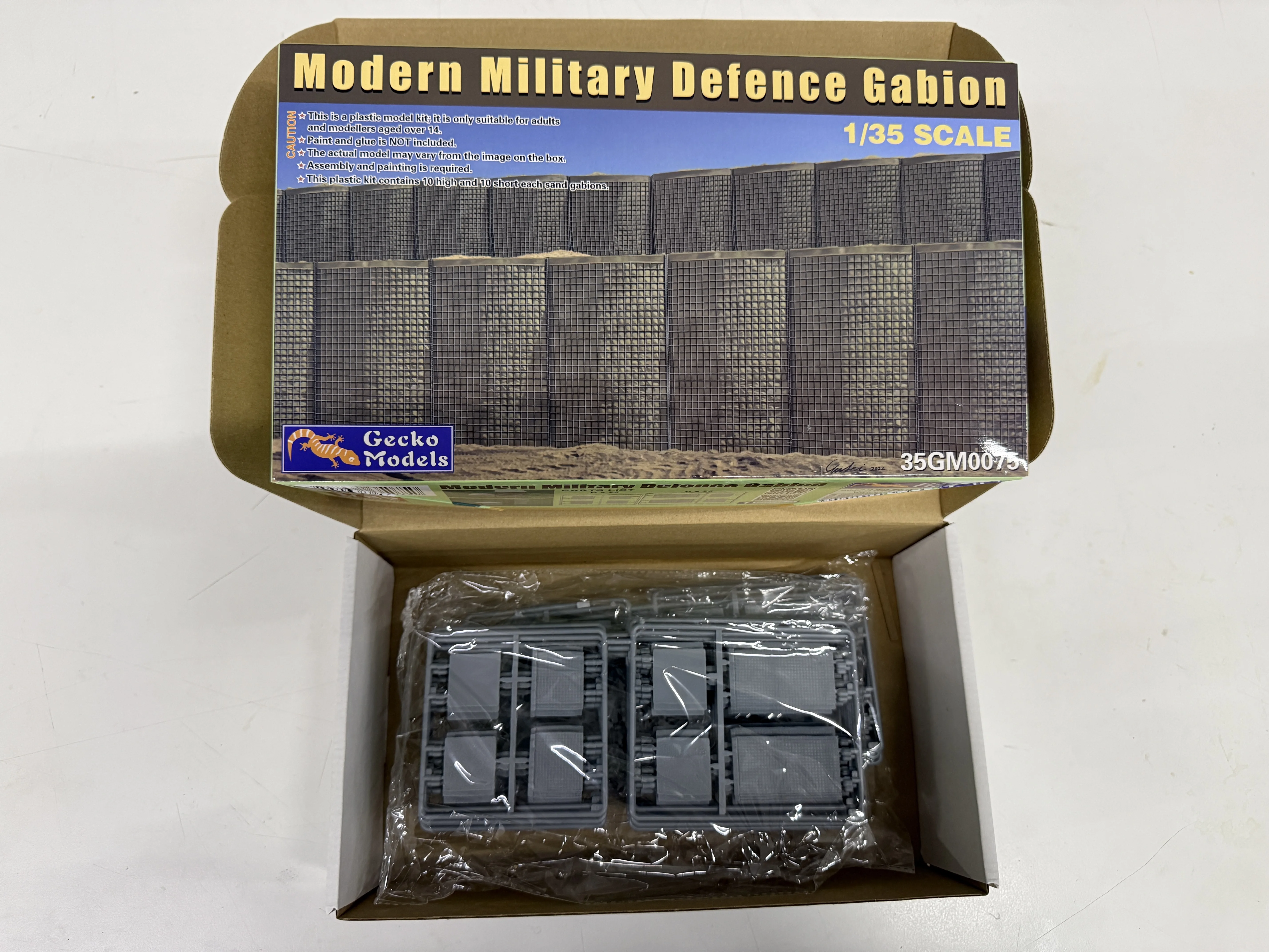 

Gecko model 1/35 35GM0075 Modern Military Sandcastle model building kits,for birthday toys, collectible gifts