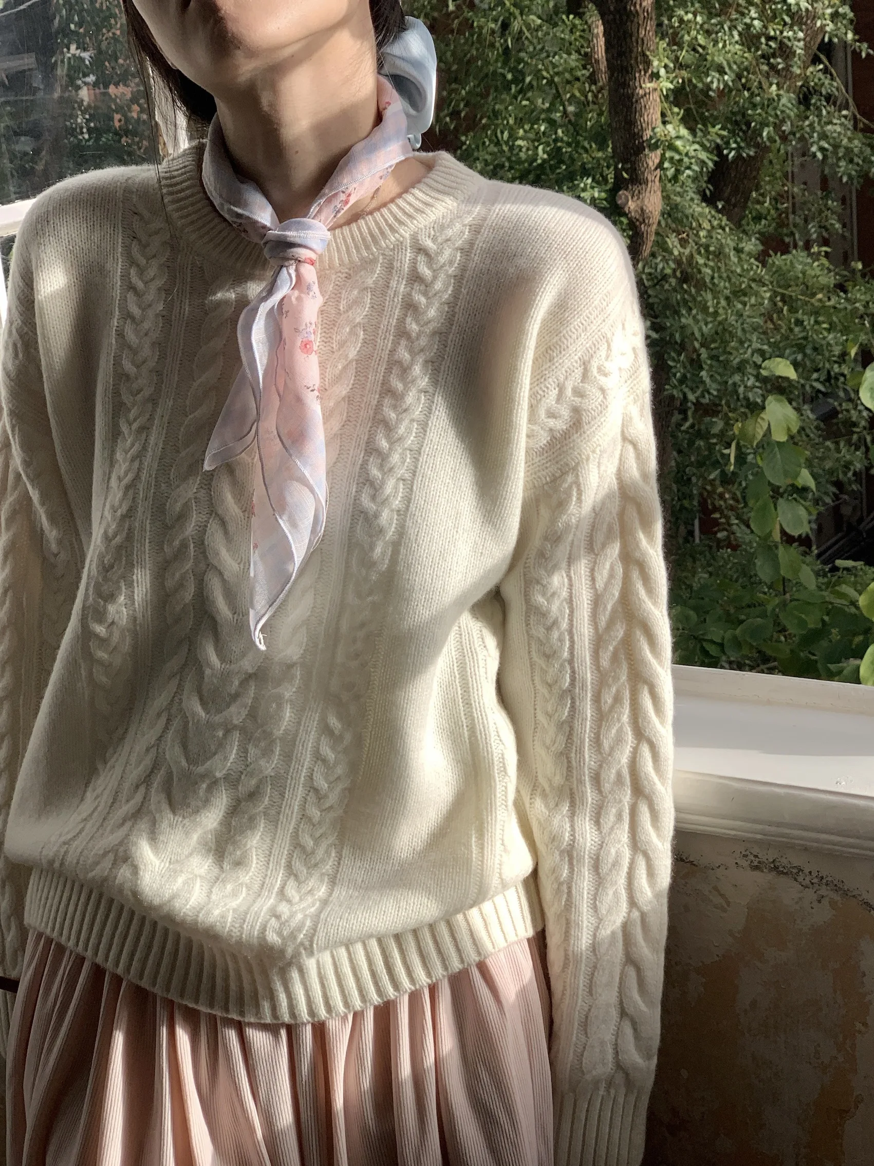 

Island Knows Classic Knitted Wool Sweater White Twist Flower Pattern Versatile Loose Fit Women's Winter Fashion Pure E-commerce