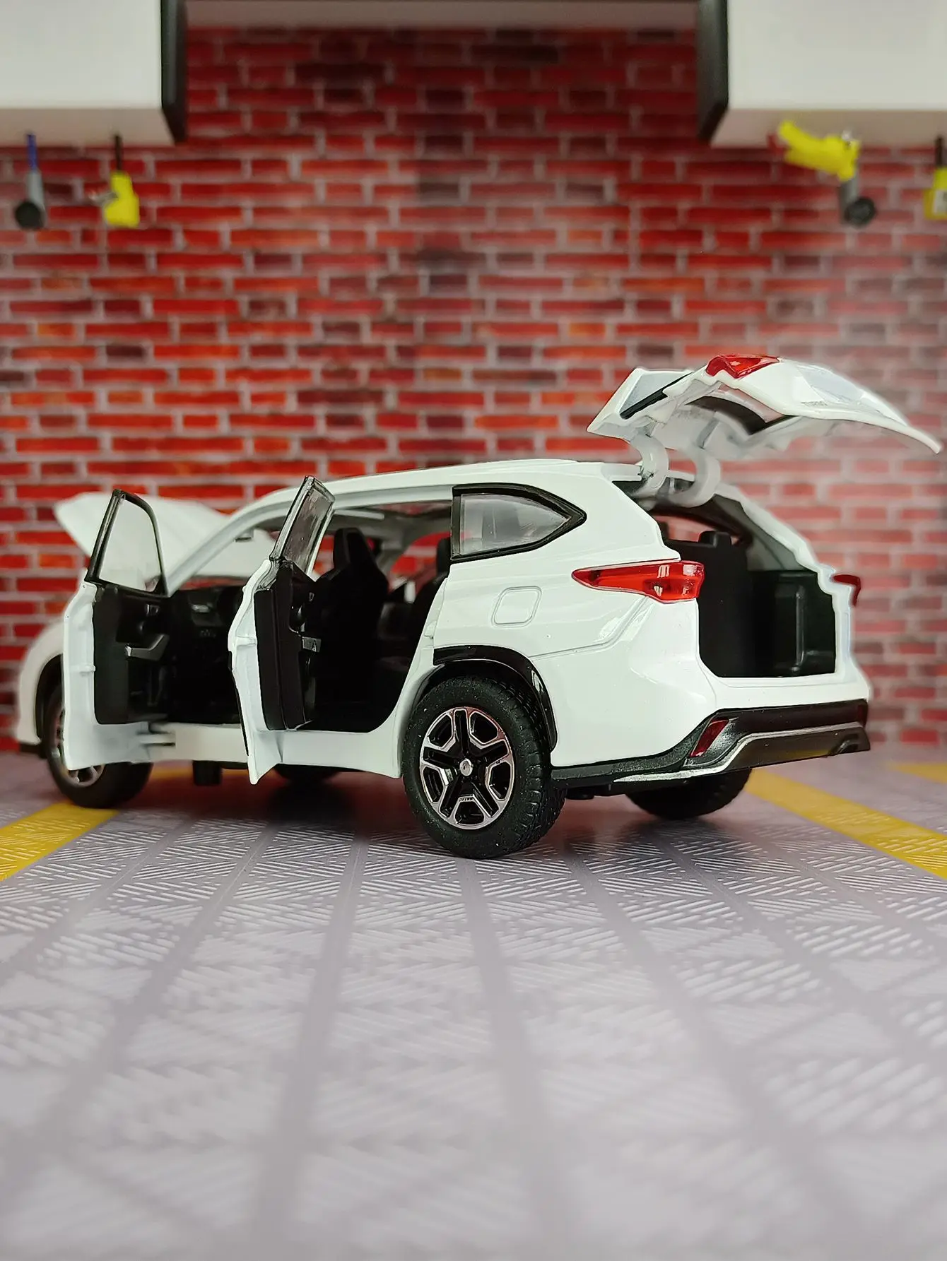 1:32 simulação Toyota Crown Land Cruiser liga modelo de carro ornamento, portas e capô do motor, porta-malas pode ser aberto como presentes