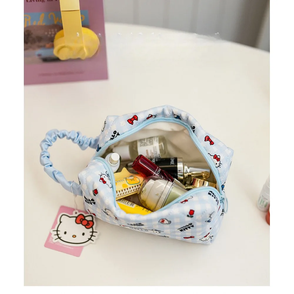 Weiche und niedliche karierte Hello Kitty gesteppte Kissen-Kosmetiktasche, Kulturtasche, Aufbewahrungstasche mit großem Fassungsvermögen, plissierte tragbare Reisetasche – Detail 2