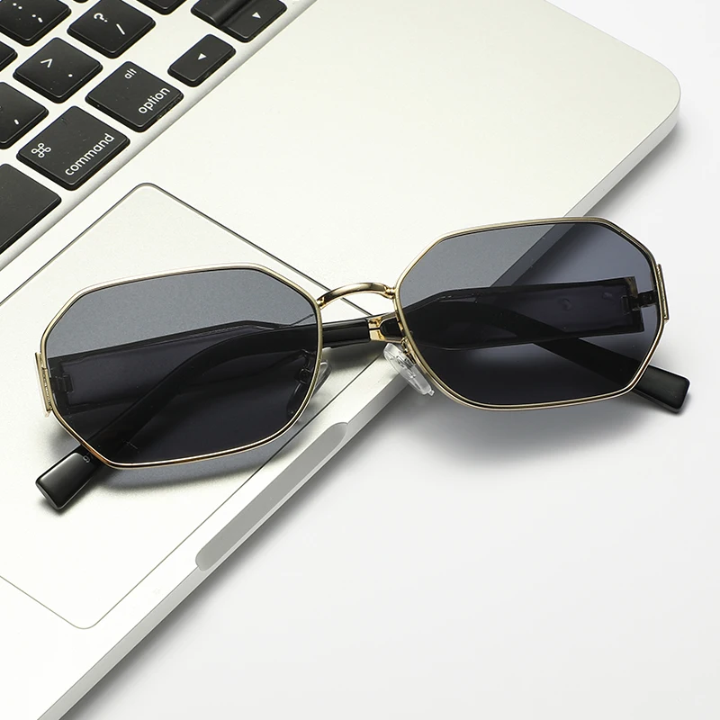 Fashion Retro New Sunglasses High Quality Metal Sun Glasses Gradient Tea Color Simple Wide Leg Design Unisex Female