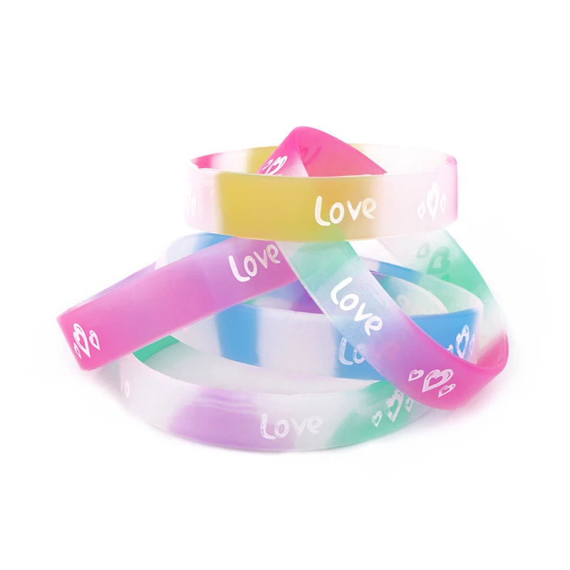 FLOLA 10pcs Luminous Heart Silicone Bracelets Candy Color Love Letter Sport Rubber Wristband Bracelet Bangle Jewelry brtc40