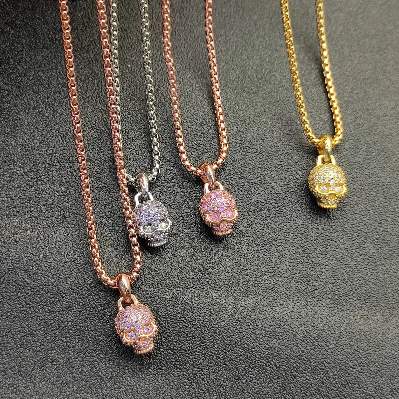 

2025 New High-Quality Christmas Fashion Simple Skull Head Necklace Halloween Gift