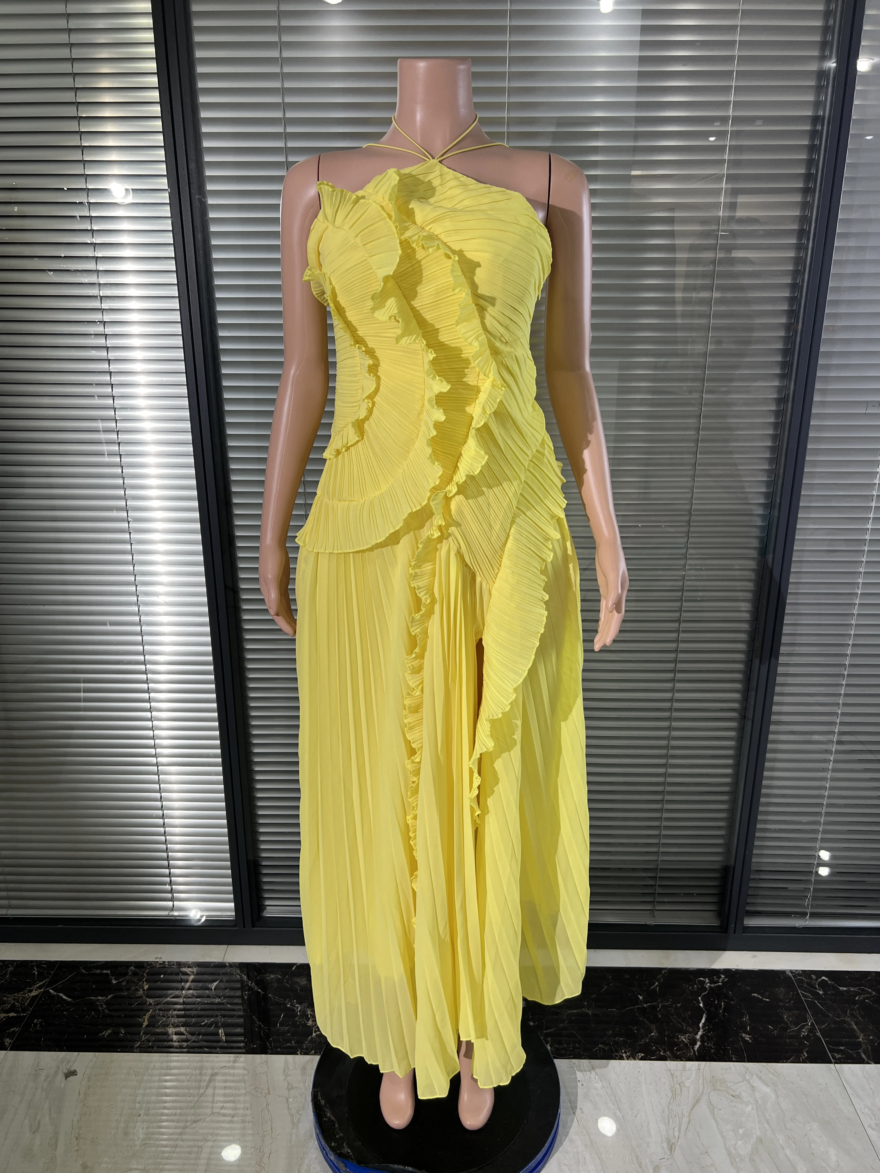 English: Summer Chiffon Ruffle Maxi Dress Halter Neck Pleated Flowy Long Dress for Photoshoot Beach Vacation