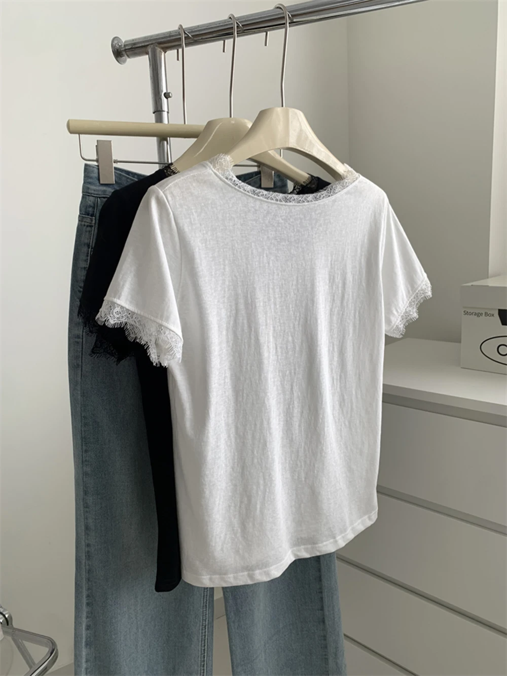 المرأة بلون موضة بسيطة الأساسية تي شيرت 2025 جديد الصيف الدانتيل حافة ألف الرقبة تصميم عادية رقيقة الإناث تنوعا القمم