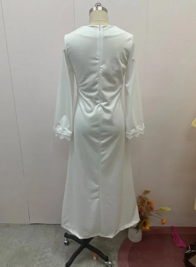 فستان طويل برقبة دائرية بلون سادة وأكمام بوق وأكمام طويلة