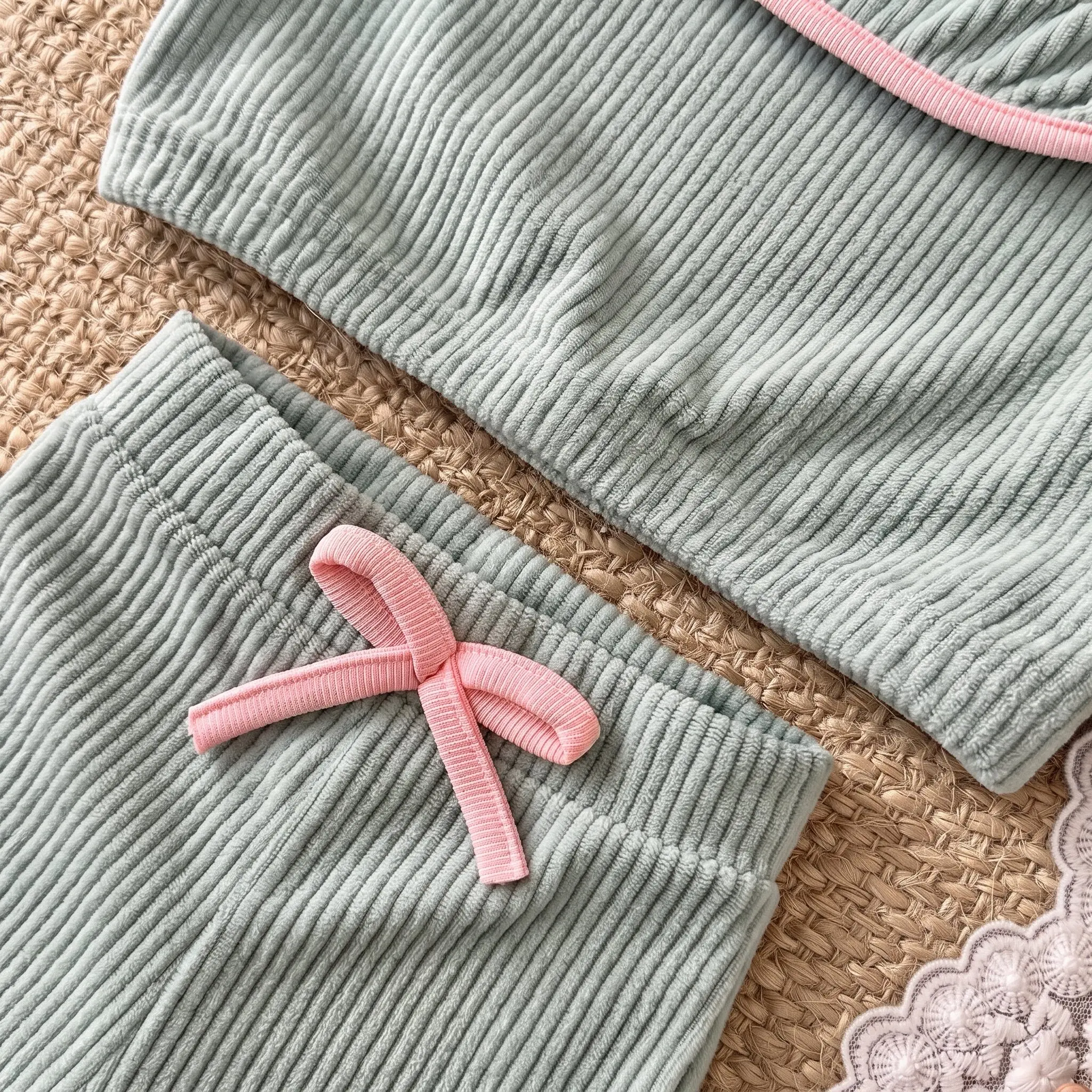 Baby-Mädchen-Set mit geripptem Oberteil mit Reißverschluss und Rüschenkragen, 2-teilig, hellgrün, Oberteil mit Rüschen und Schleife, ausgestellte Hose, Frühlingsoutfit für Kleinkinder. – Detail 5