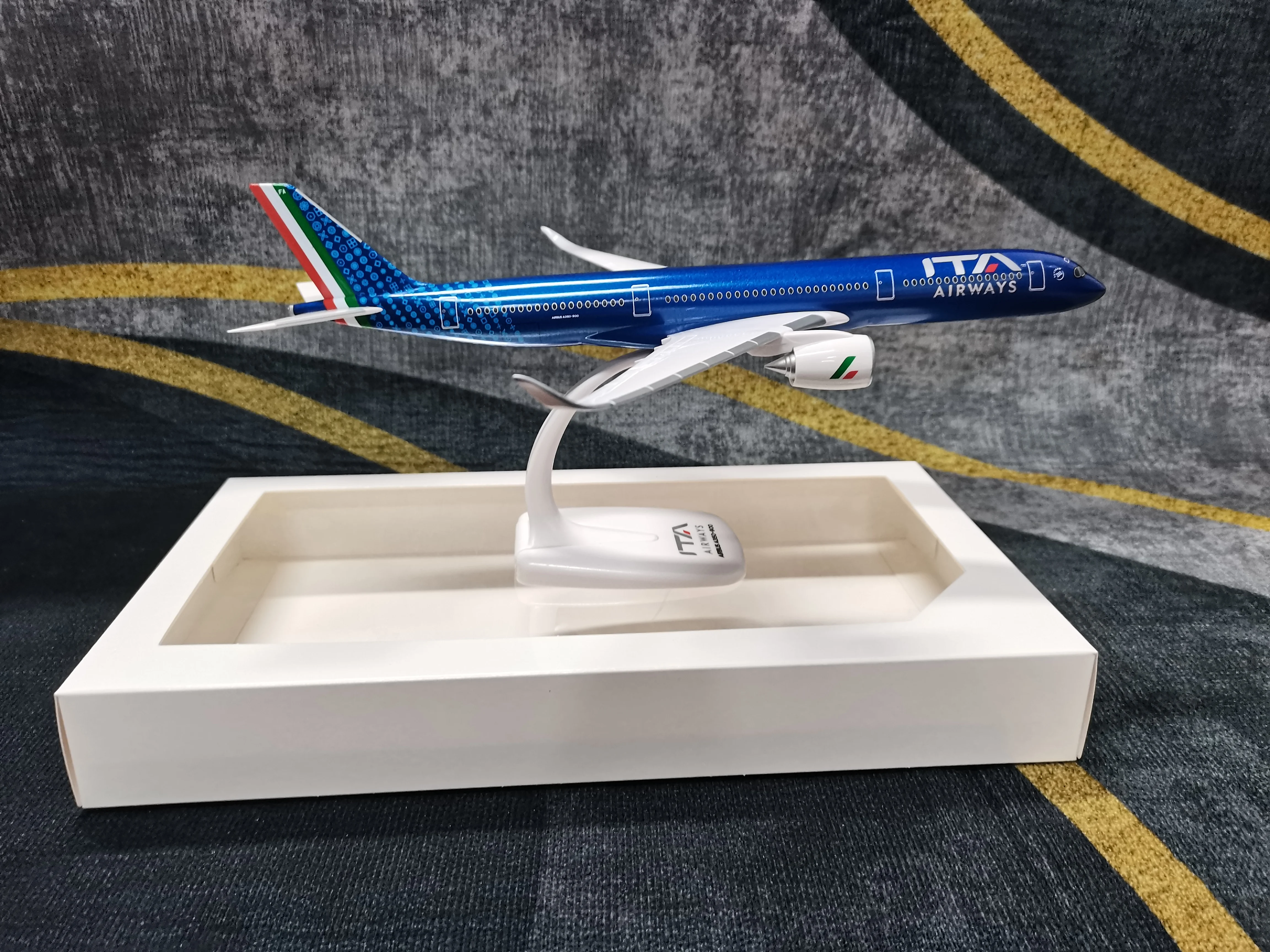 A350 Model Airplane A350-900 ltaly ITA Airline Aircraft 1/200 ABS Plane Model Building Kit With Stand  Airplane Table Decoration