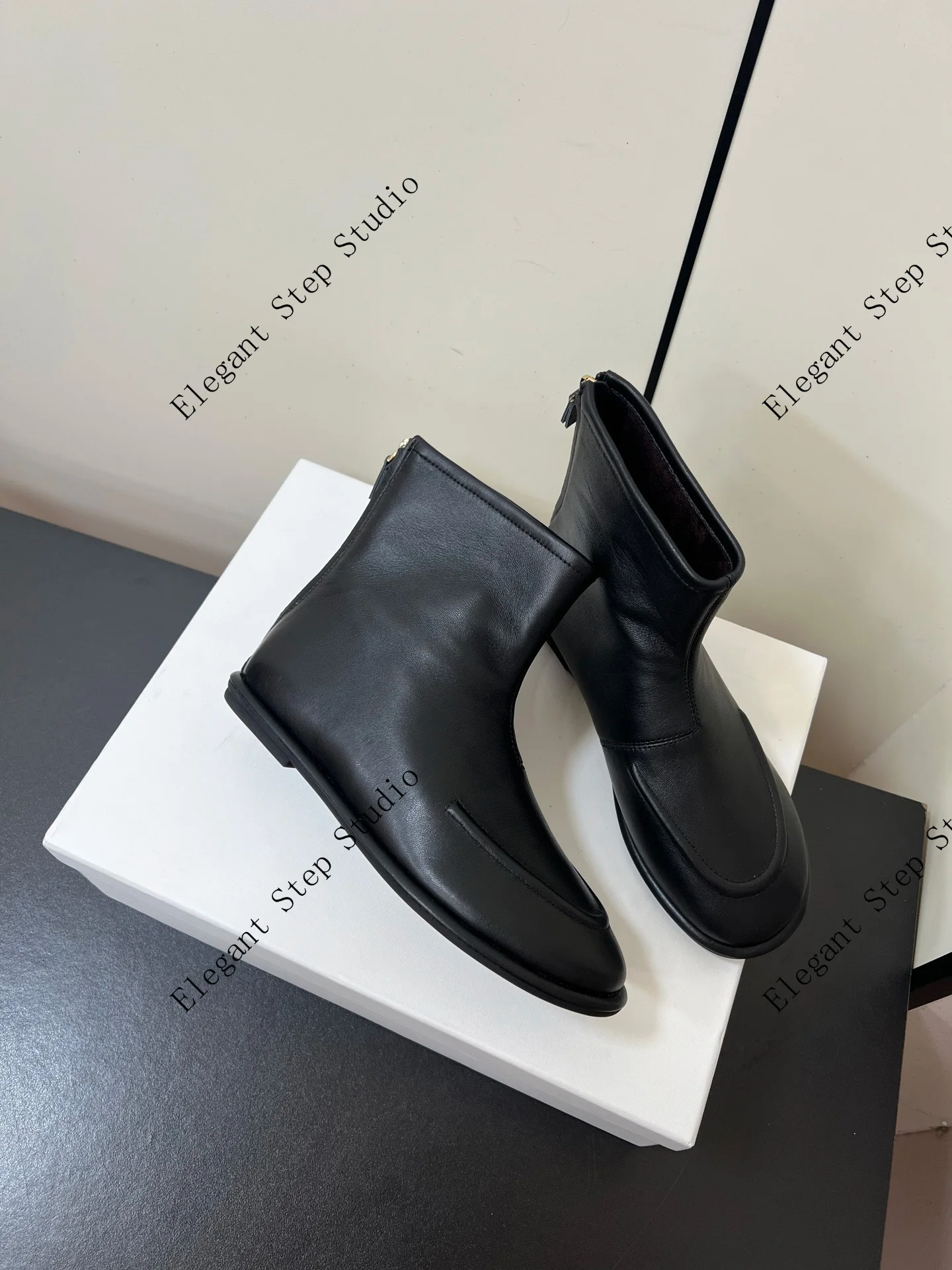 Sepatu Wanita The Canal Leather Apron-toe Booties
