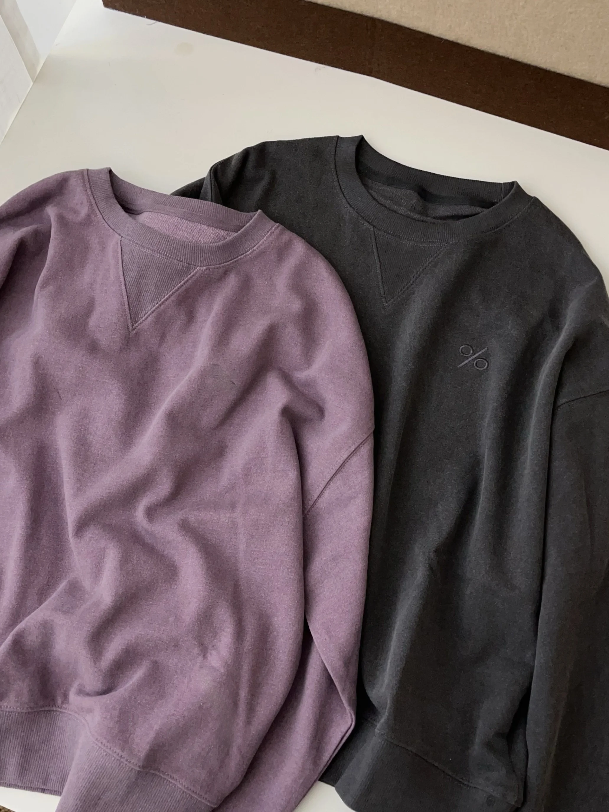 快適なカジュアル刺繍入りウォッシュドフリーススウェットシャツ、通気性のあるスタンダードフィット長袖ラウンドネックスウェットシャツ（カップル向け）