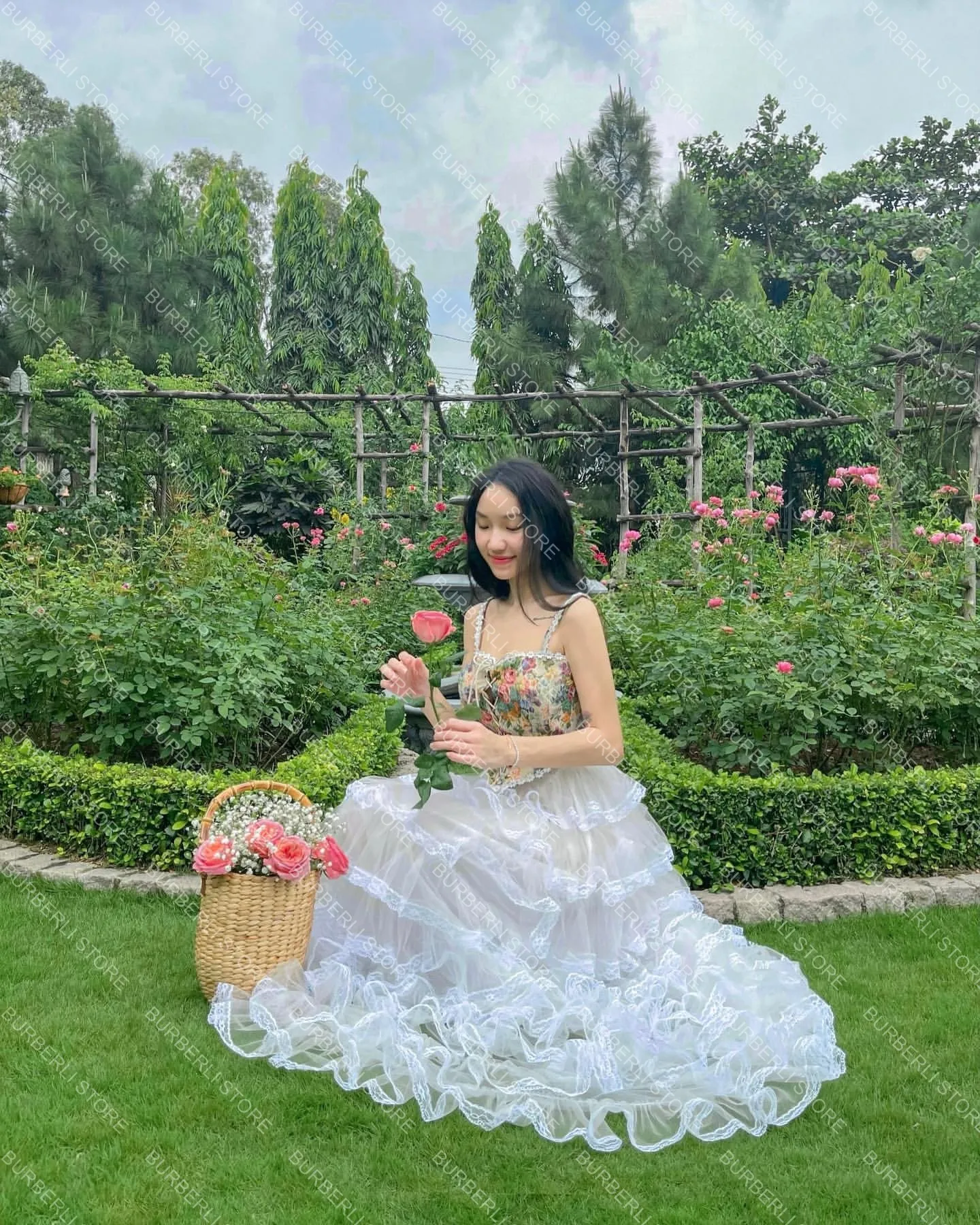 أنيقة تول ألف خط التنانير النسائية الطويلة جميلة الأبيض الدانتيل حافة تنورة الزفاف منتفخ الكشكشة المتدرج شبكة التنانير حفلات الزفاف