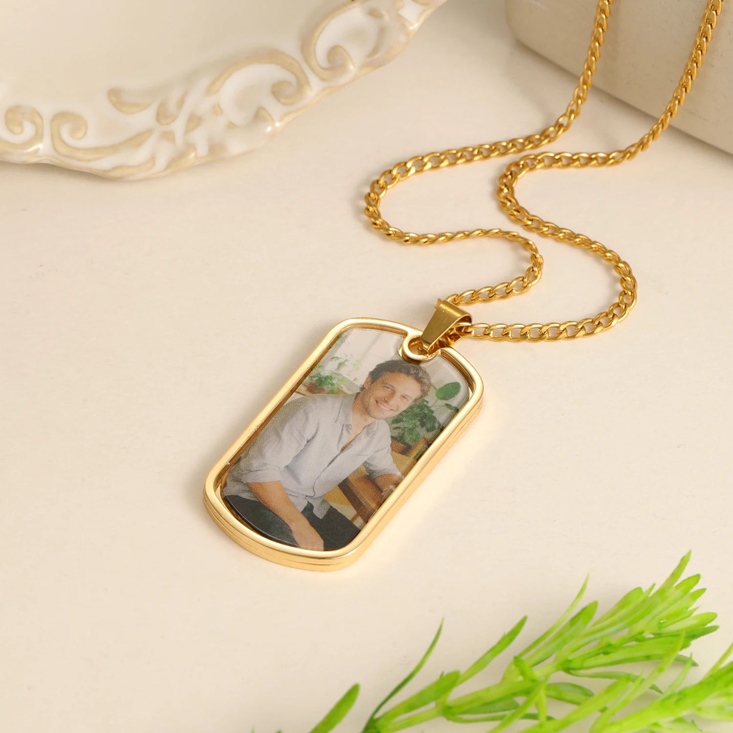 

Custom Dog Tag Photo Necklace Picture Pendant Stainless Steel Gold Plated Cuban Chain Engraved Memorial Jewelry Gift for Couple