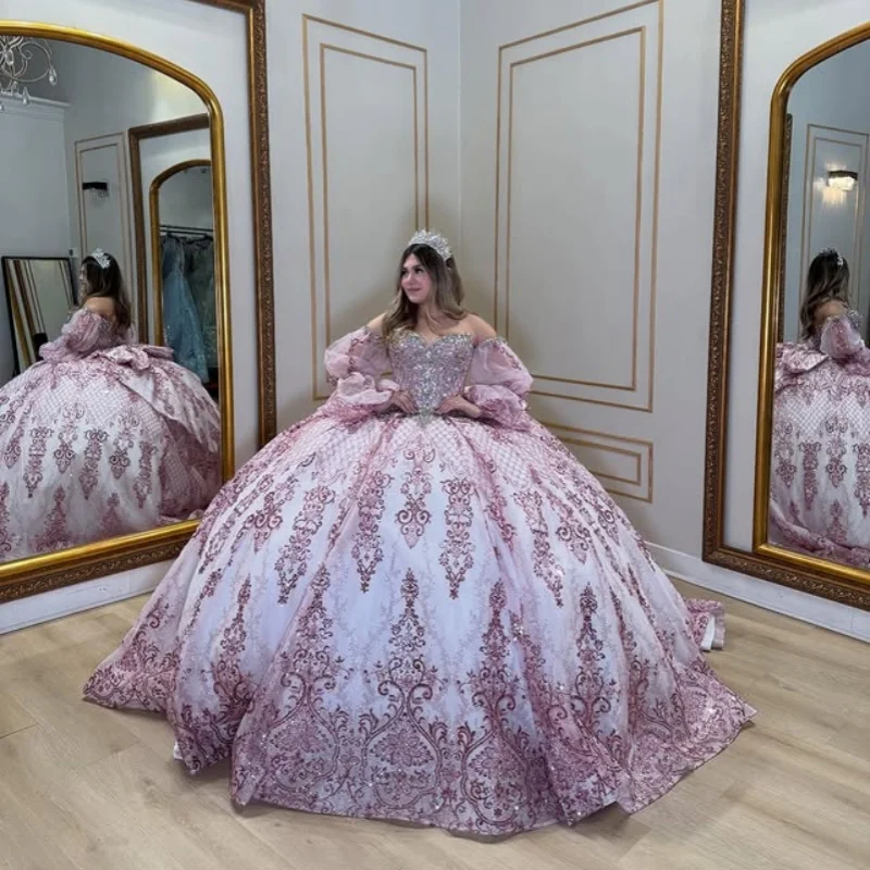 Robe Quinceanera rose brillant, épaules dénudées, dentelle cristal, paillettes, décalcomanie, longue queue, nœud, robes de 15 Quinceanera ﻿ Personnalisé