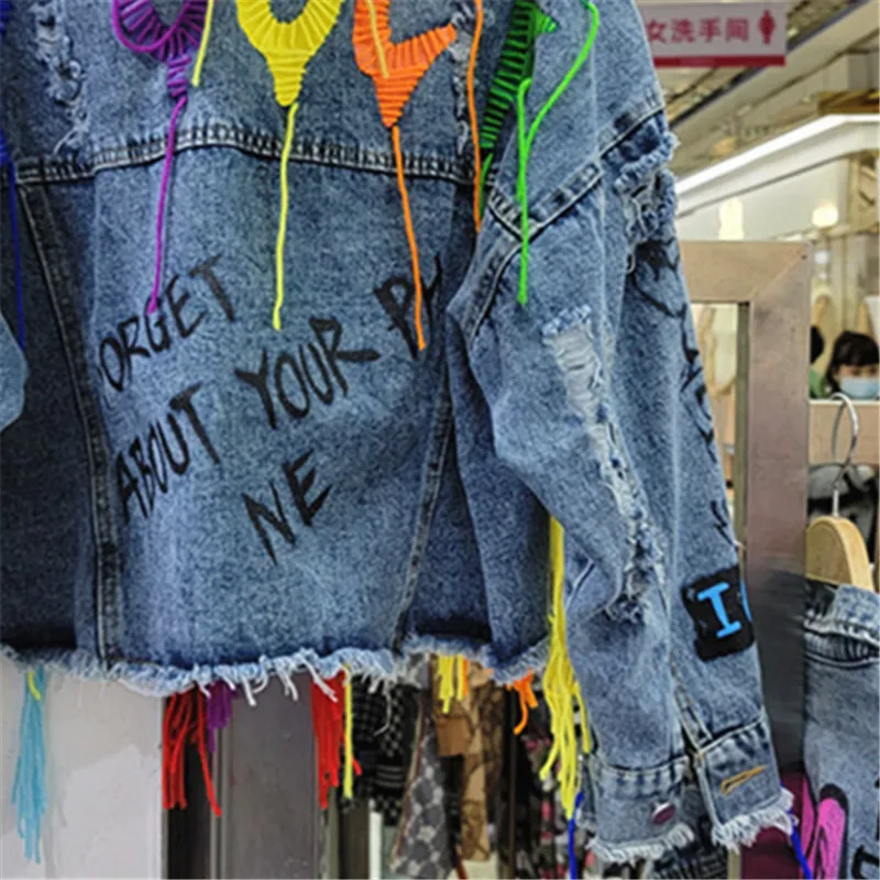 Fashion Rivet Letter Graffiti Print Denim Jacket Women Cowboy Outerwear Loose Short Holes Pocket Hem Frayed Denim Jacket Female