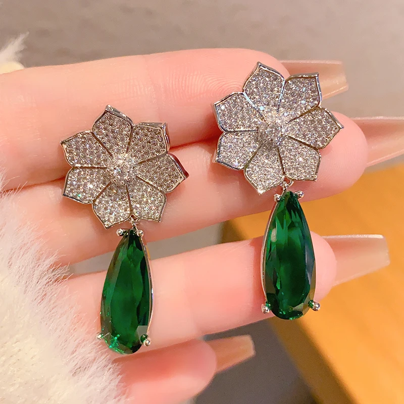 Neue Modische Messing-Kupfer-Ohrringe mit 18 K Goldplattierung, Luxuriöse Einzigartige Niedliche Hochwertige Designer-Blumen-Ohrhänger