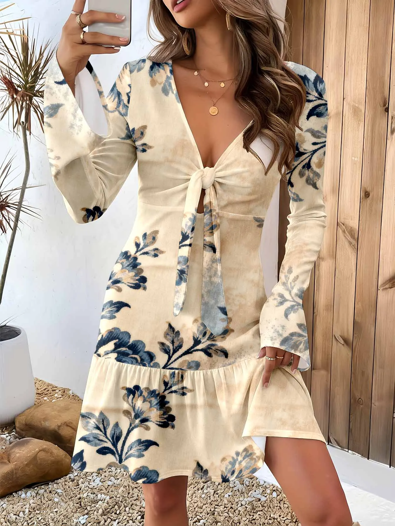 Vestido de mujer de corte ajustado que realza la figura, con mangas acampanadas y escote en V pronunciado, y bajo con vuelo en forma de hoja de loto; falda corta y elegante.