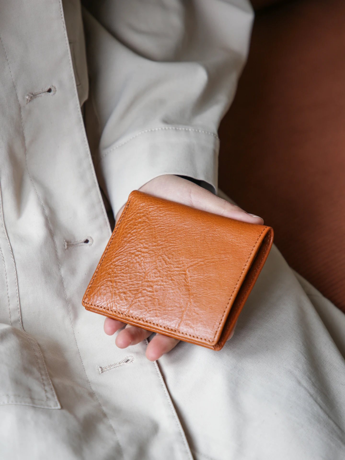 short-compact-bifold-tanned-leather-wallet-men-women-vintage-style-card-holder-money-clip-portable-thin-simple-design