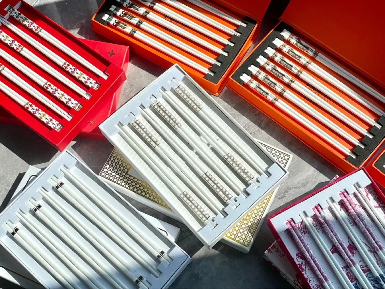 

Bone china Chinese chopsticks gift box six pairs a box length 24, light luxury, not easy to mold, easy to clean, high temperatur