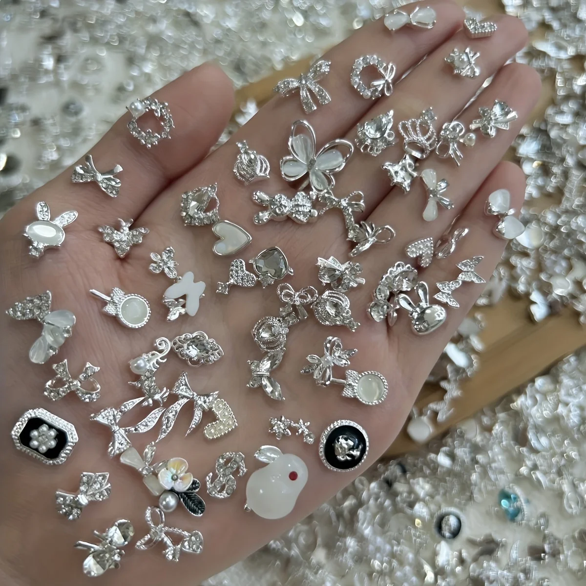 Luxury Alloy Pendant Straight Pack: 30-piece collection with rhinestones, pearls and gold, black pendants for fashionable nail a