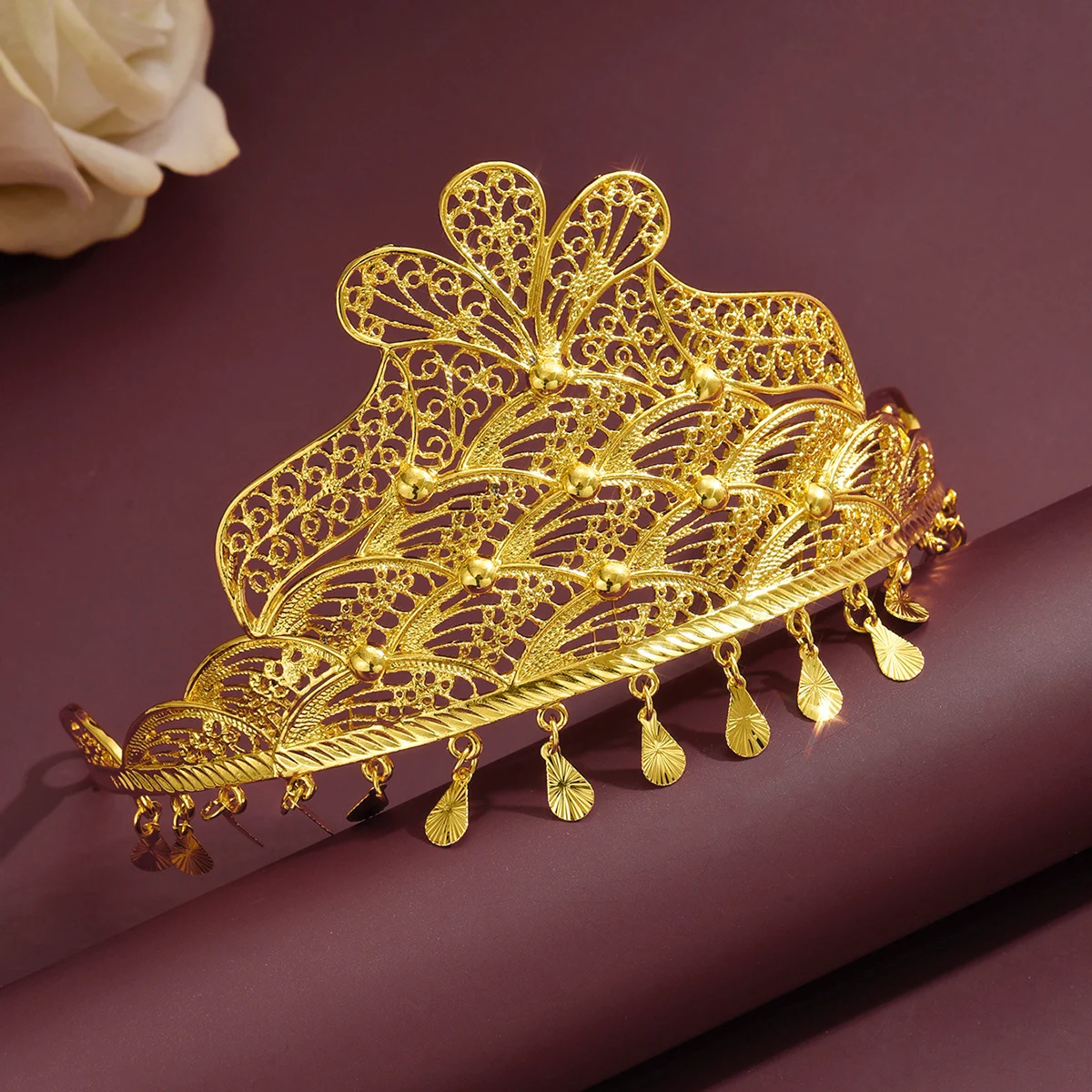 

Тиара из филигранной работы золотистого цвета с подвесками-кисточками. Изящный ажурный дизайн, идеально подходит для свадеб, выпускных и традиционных торжественных мероприятий.