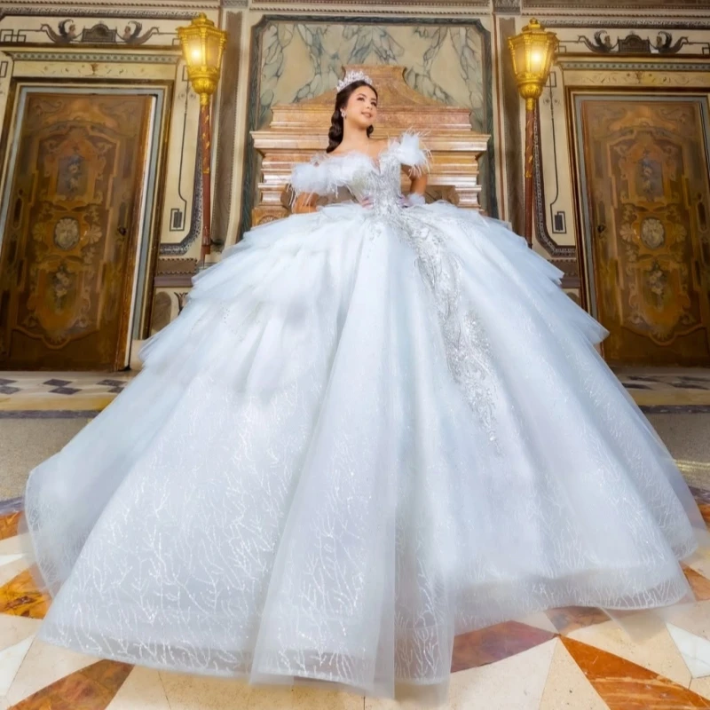 

Белые блестящие платья Quinceanera с открытыми плечами, аппликация, кружево, бисер, кристалл, бант, тюлевое платье для вечеринки, дня рождения, сладкое платье 16, Vestidos