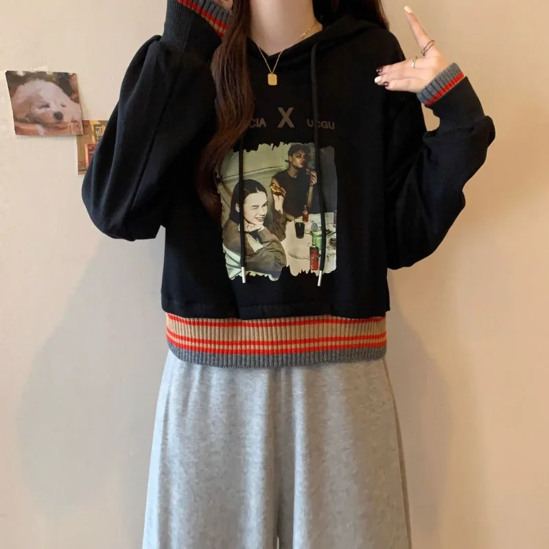 

Spring Autumn Short American Retro Printed Spliced Knitted Hooded Sweatshirt Women 2025 New Loose Lazy Style Top