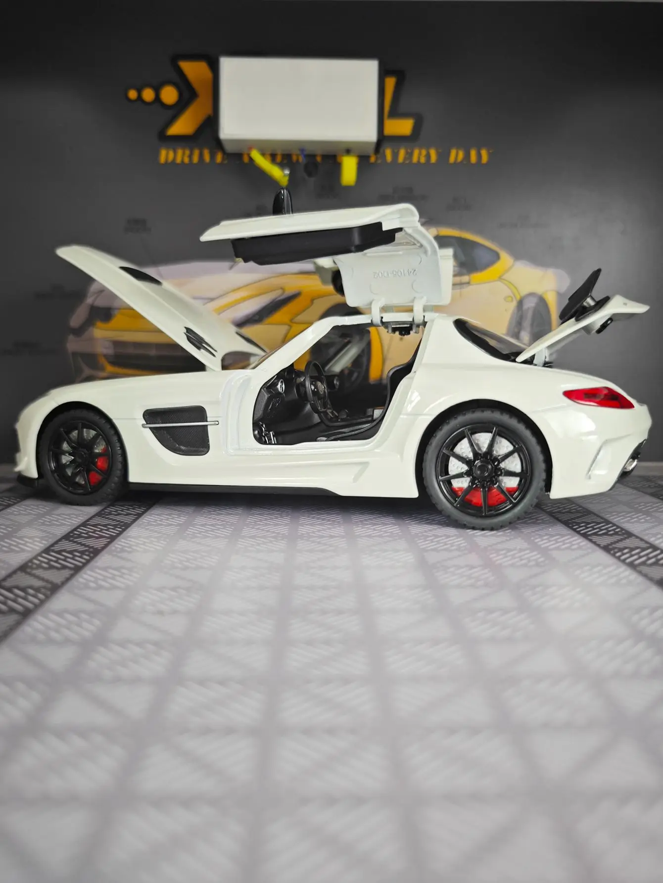 1:24 SLS AMG, modelo de coche deportivo de aleación, puertas de coche y capó de motor, el maletero se puede abrir como regalo de cumpleaños para amigos