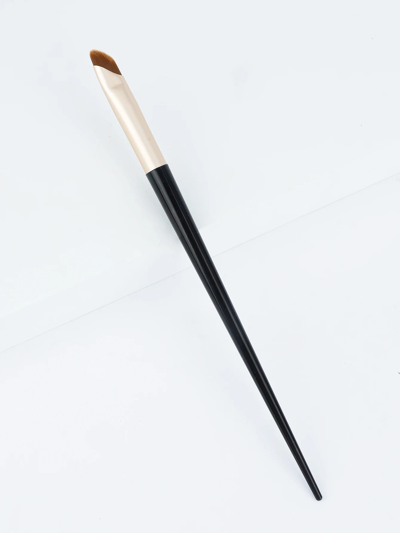 Schuine concealerborstel voor vrouwen Make-upborstel voor onder de ogen Concealer voor toepassing van en vloeibare cosmetica Draagbaar ontwerp voor