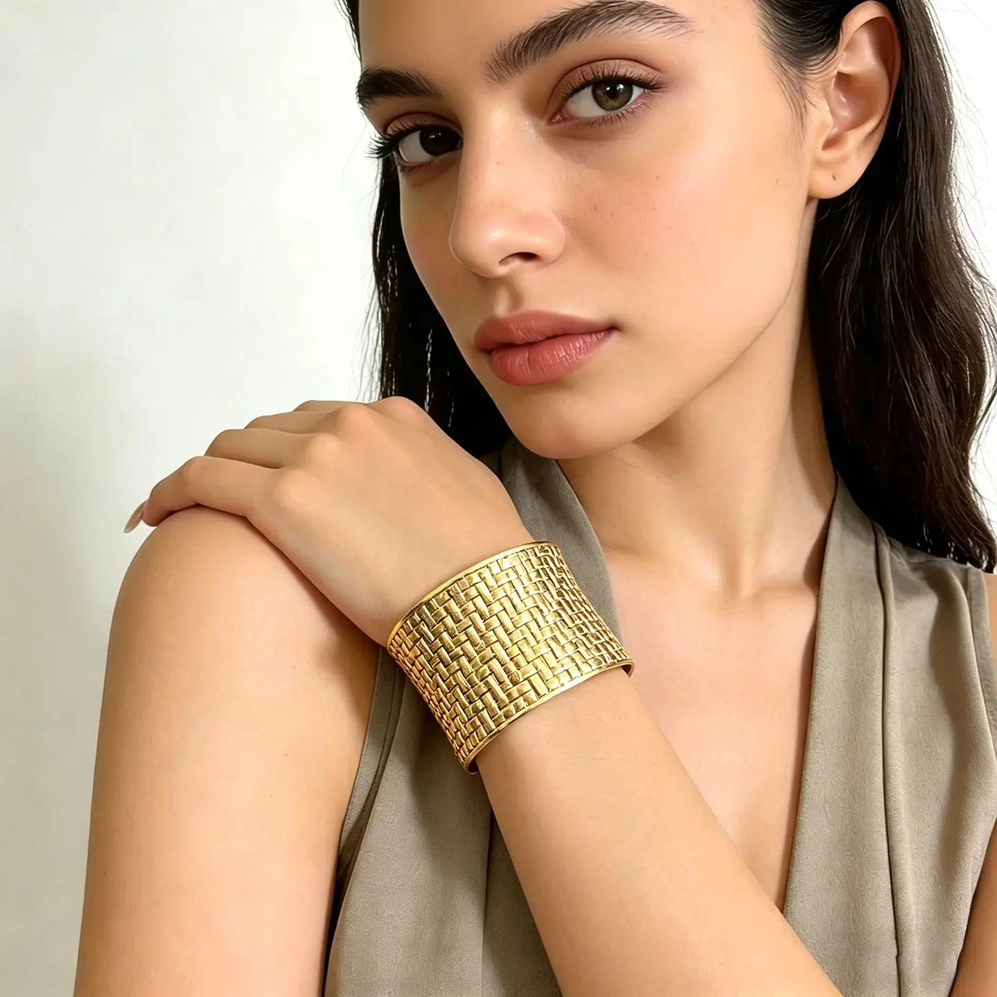 Vintage woven wide-length self-discipline metal bracelet for women, light luxury high-end design, photosensitive curved open wri