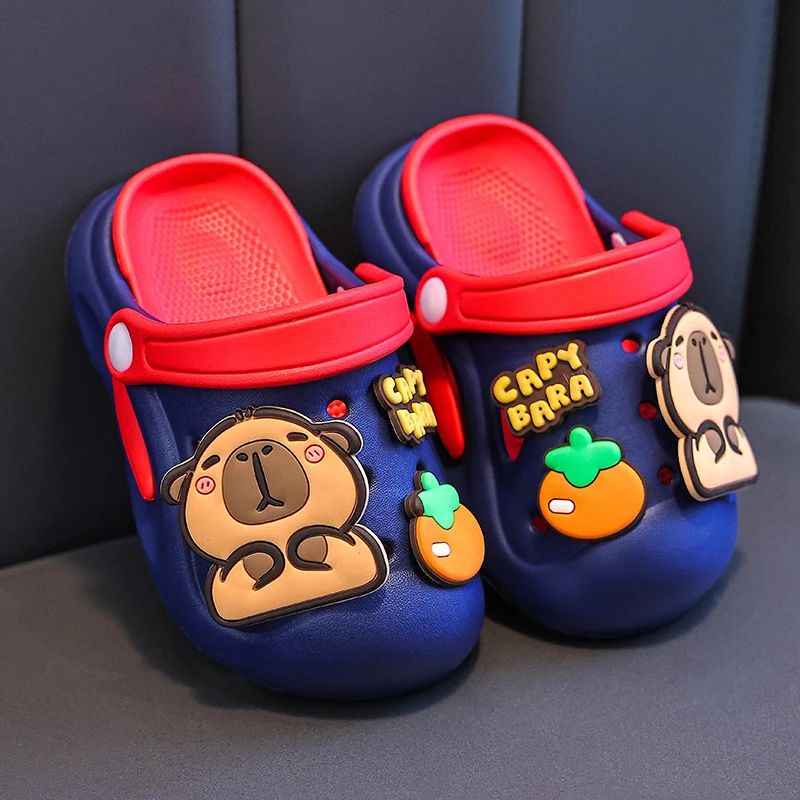 A pair of children's hole shoes cartoon cute Bala and tomato wear Baotou sandals indoors and outdoors, which are light and comfo