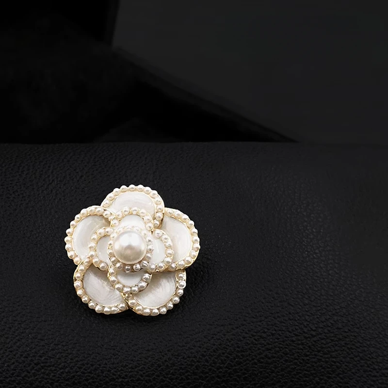 Brooch Five Petal Flower Small Collar Pin for Women Suit Fashion White Pearl Jewelry Clothing Accessories Buckle Gifts 1366