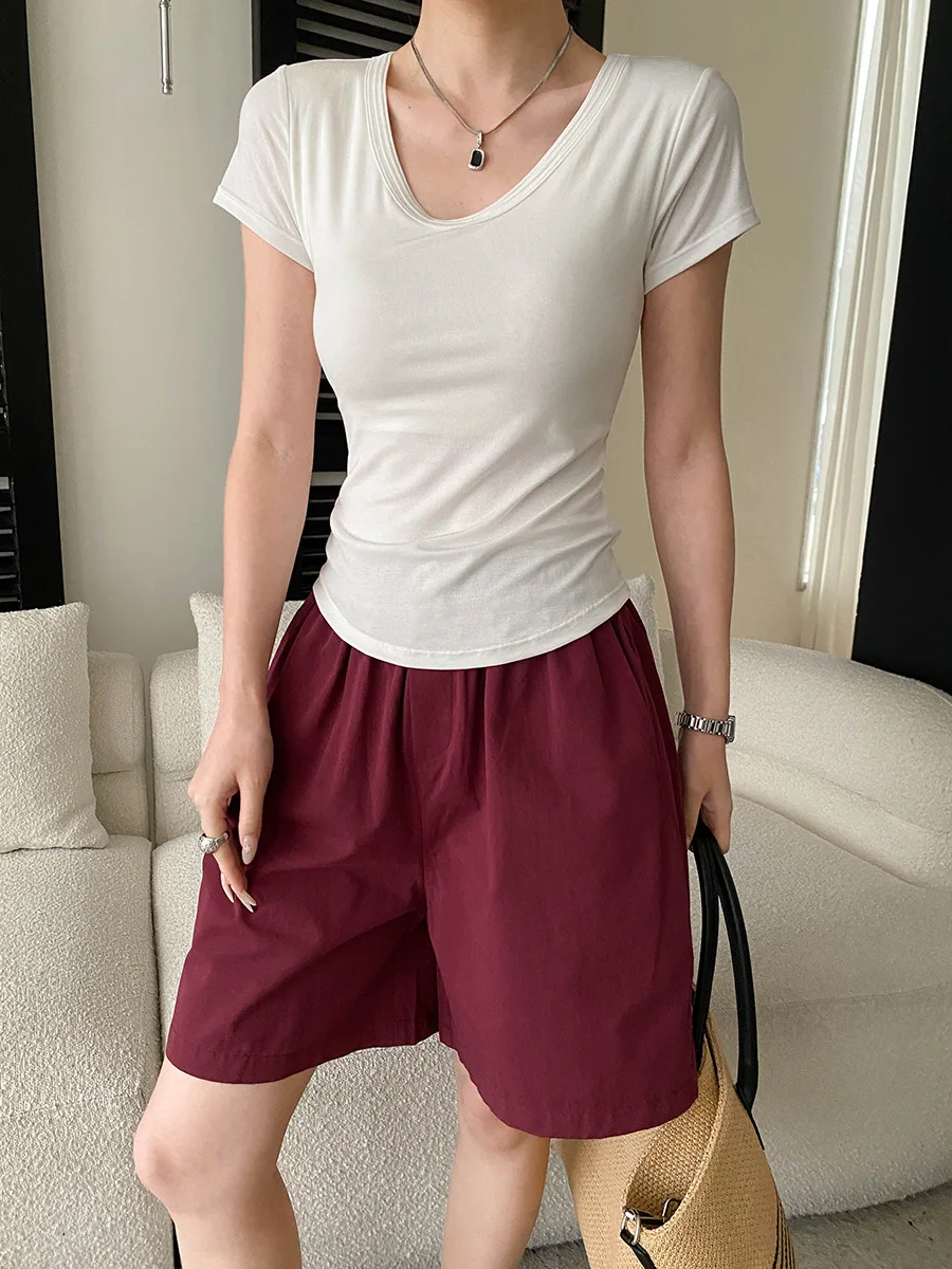 Sommerliches Damen-T-Shirt in unifarbenem Design mit V-Ausschnitt, schmaler Passform, Brustpolster und kurzen Ärmeln. – Detail 29
