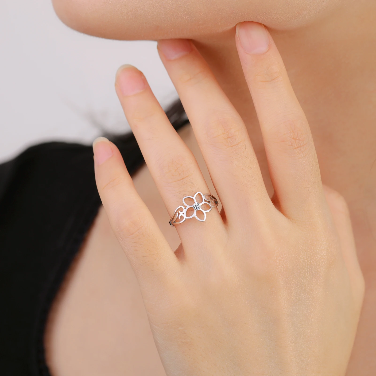 Skyrim Edelstahl-Blumenring mit Klaren Zirkonen Damenringe Ehering Böhmischer Schmuck Jubiläumsgeschenk Großhandel – Detail 4