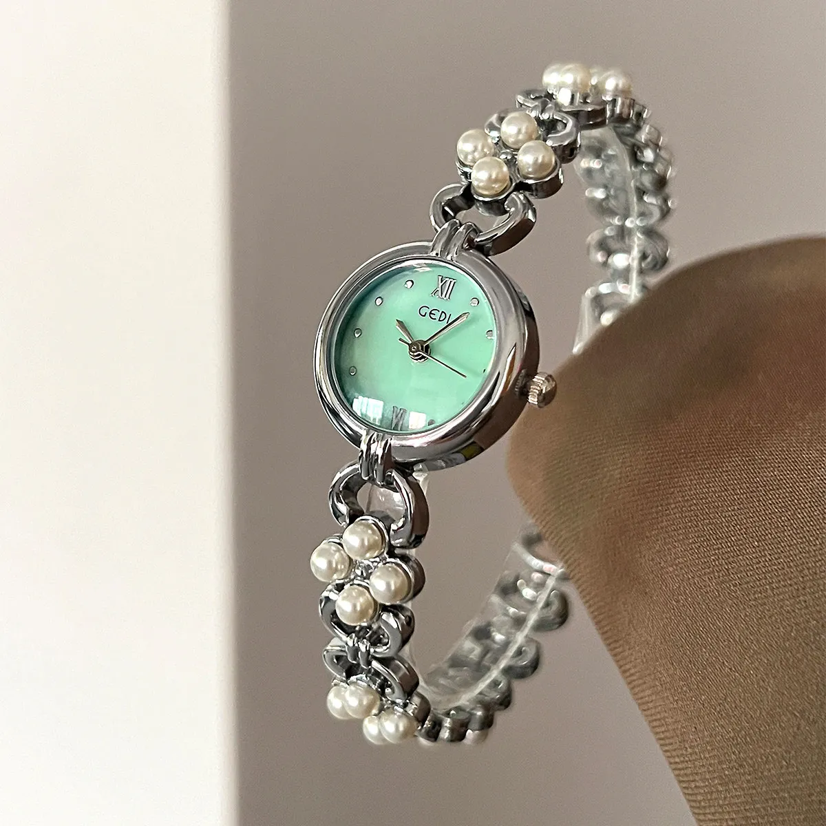 New Pearl Bracelet Women'S Quartz Watch, Elegant, Sophisticated, And Stylish Small Bracelet Watch, A Fashionable Timepiece.