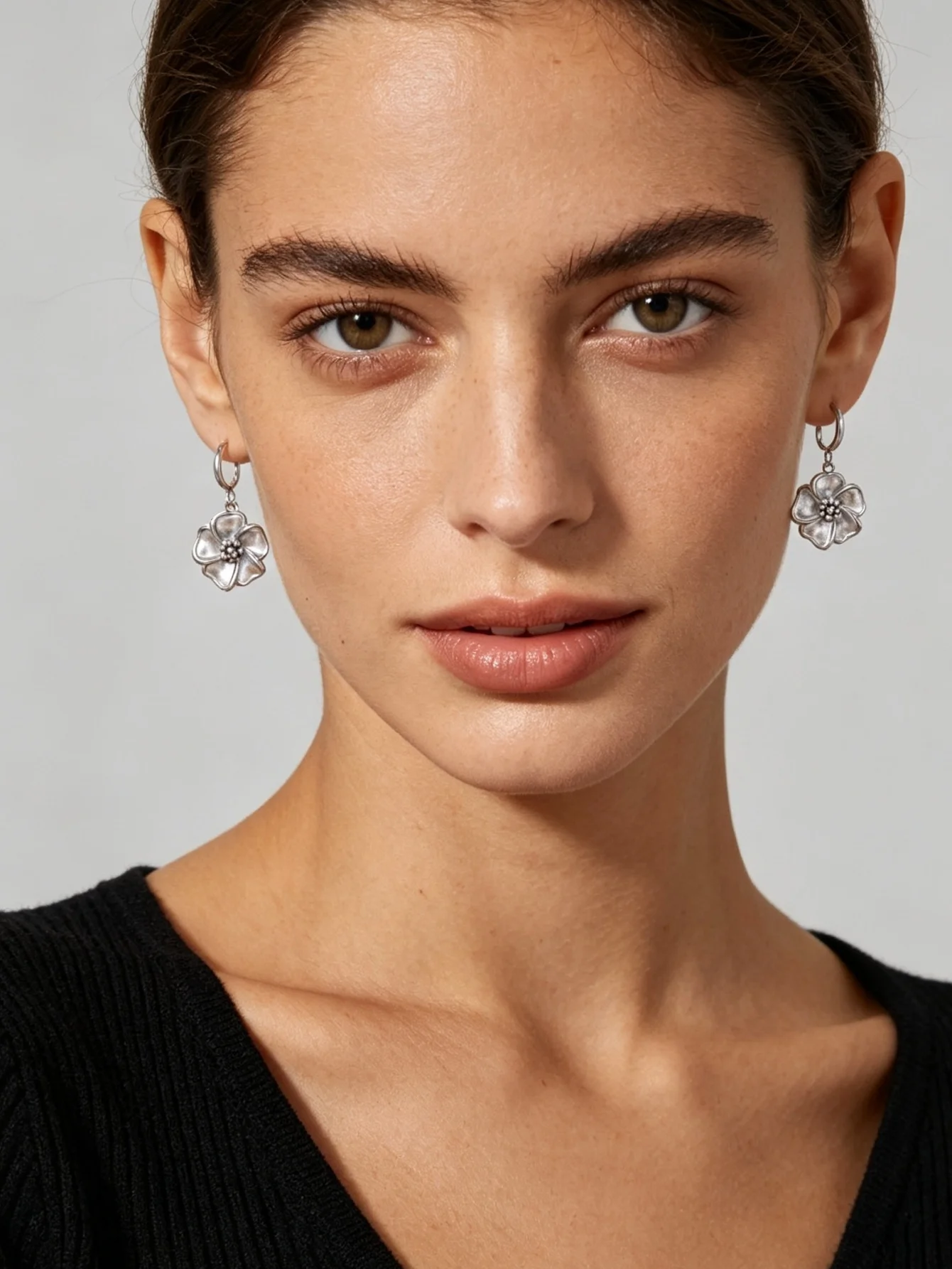 Silberfarbene Edelstahl-Blumen-Ohrringe für Damen, elegante florale Creolen, hängende Ohrringe, Piercing-Schmuck, Geschenk – Detail 7