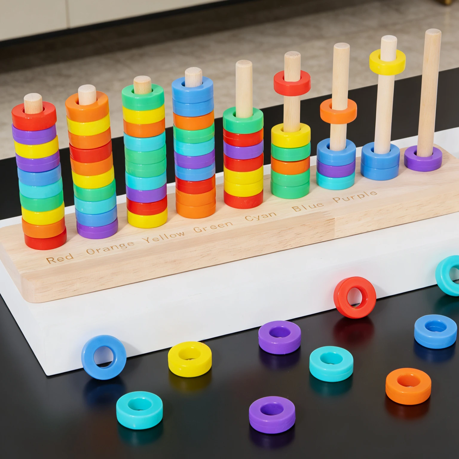 Gioco di lancio dell'anello arcobaleno Giocattolo di classificazione dei colori in legno per bambini Aumenta la coordinazione occhio-mano Percezione del colore attraverso il gioco divertente